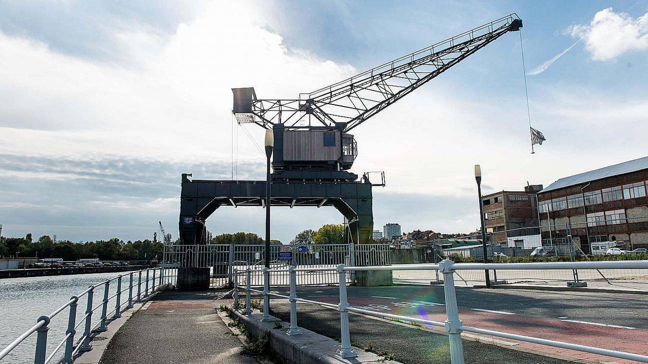 Kraan aan een bouwbedrijf aan de Biestebroeckkaai in Anderlecht.