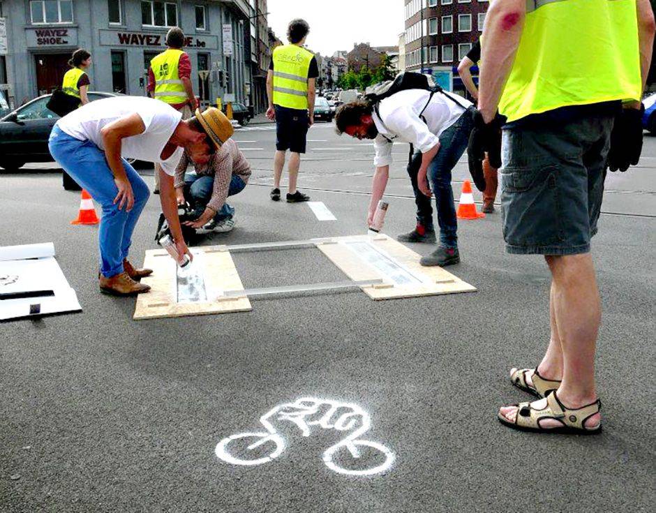 actievoerders onveilig kruispunt Wayezstraat/Bergensesteenweg in Anderlecht over kanaal