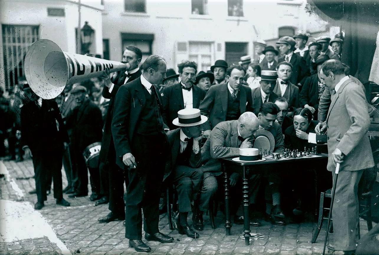 Straatschaak op een braderie op de Vlaamsesteenweg ergens in de jaren 1920 of 1930