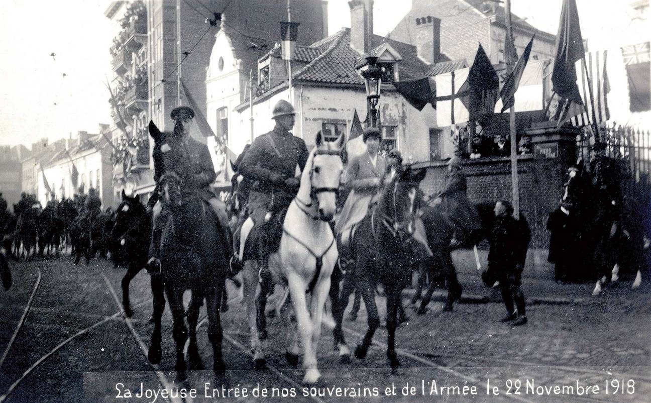 Na de bevrijding van Brussel in 2018: Albert en Elisabeth te paard aan de Zwarte_Vijvers in Molenbeek