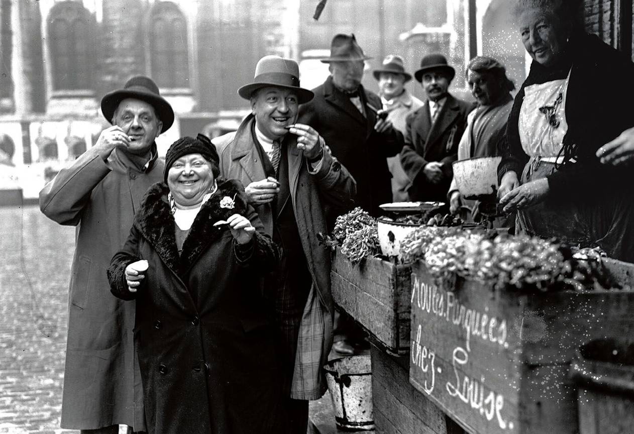 Mosselen eten op de Vismarkt in 1933