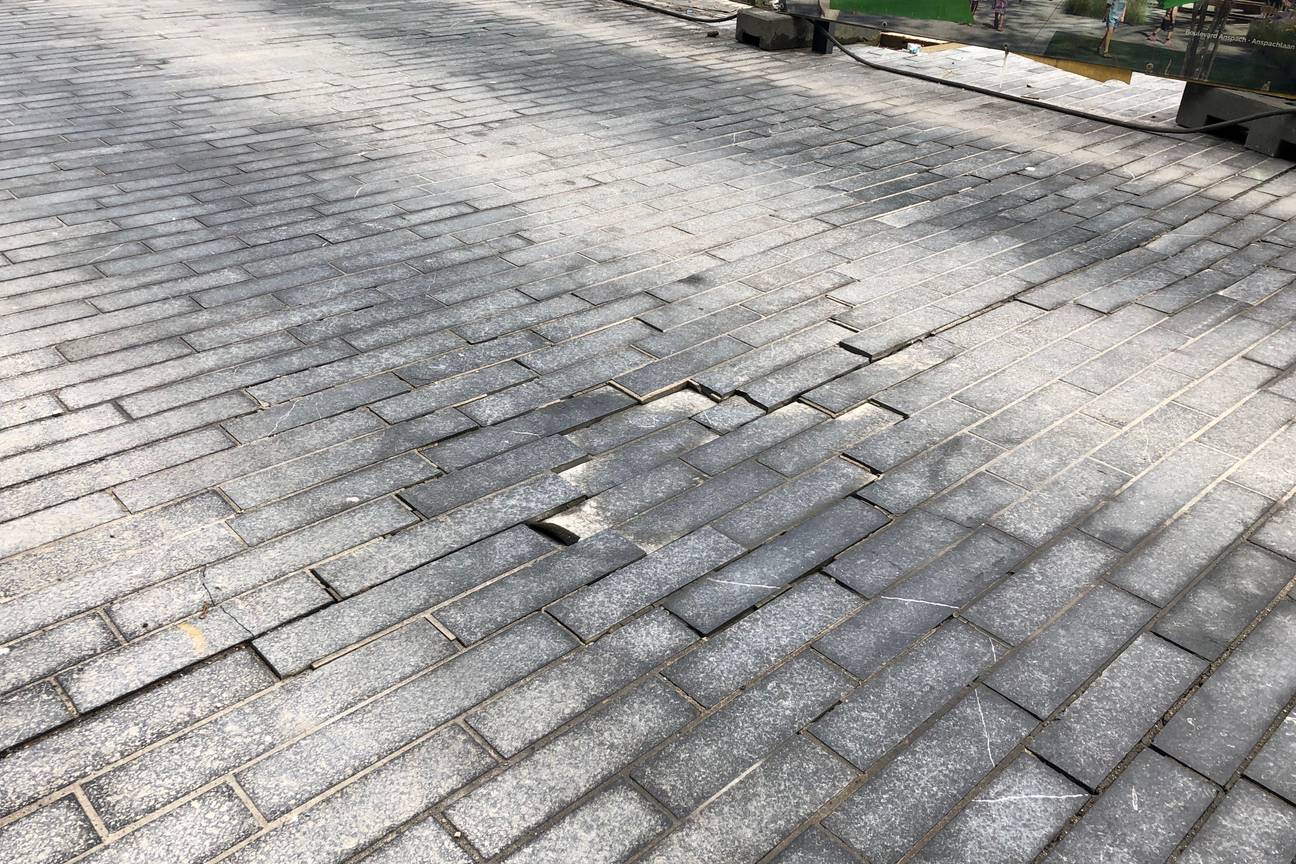 De Brouckèreplein voetgangerszone tegels kapot