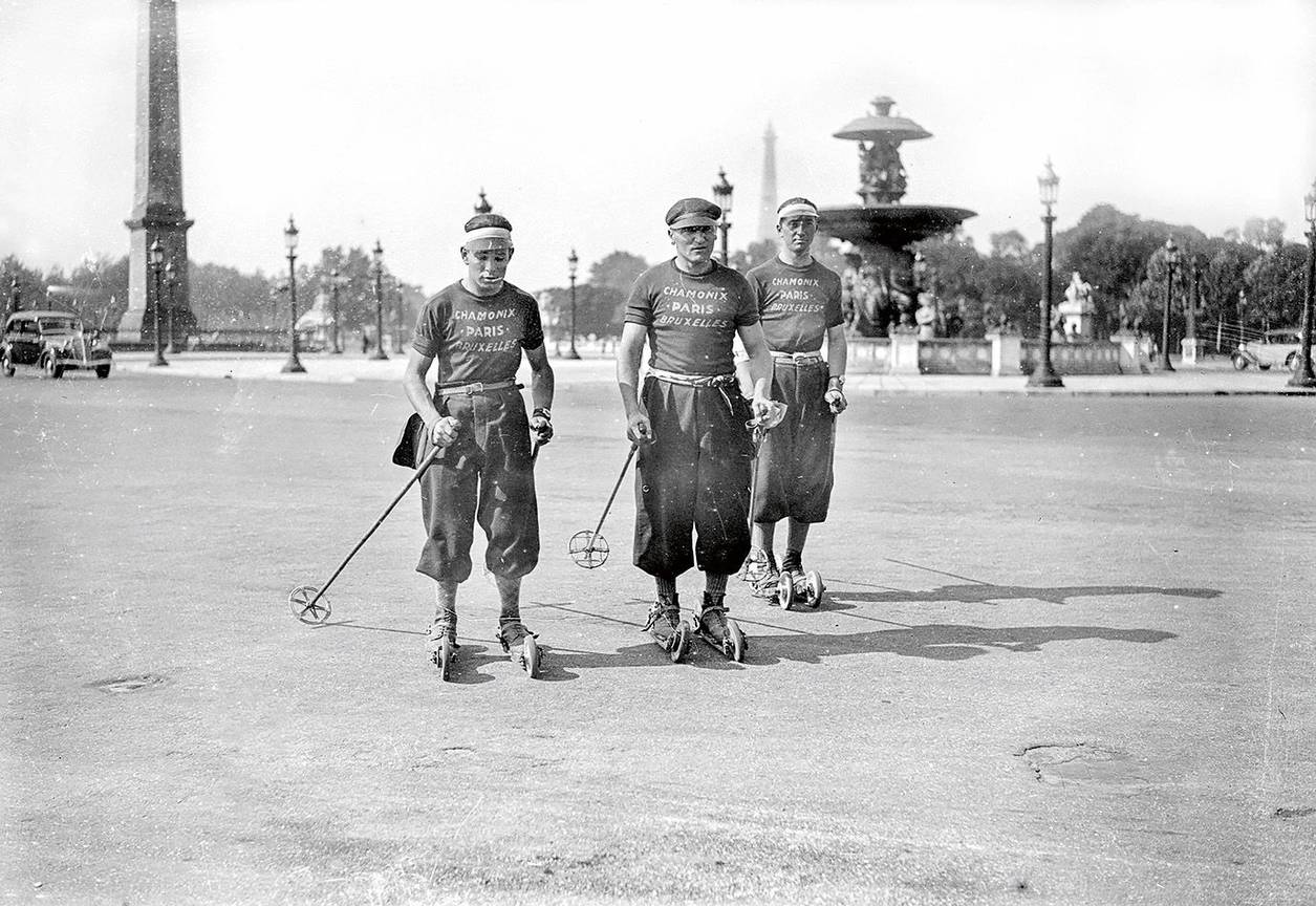 Parijs, Place de la Concorde, 1935: Rally Chamonix-Paris-Bruxelles met "ski's à roulettes."