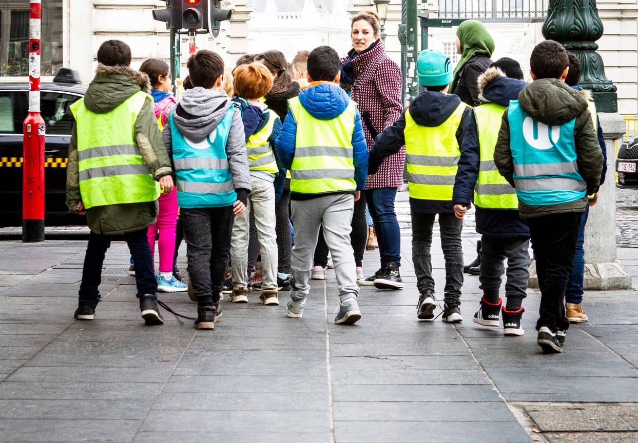 Schoolkinderen op stap met de klas.