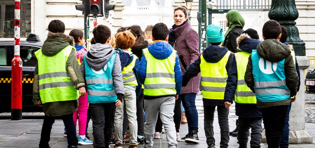 Schoolkinderen op stap met de klas