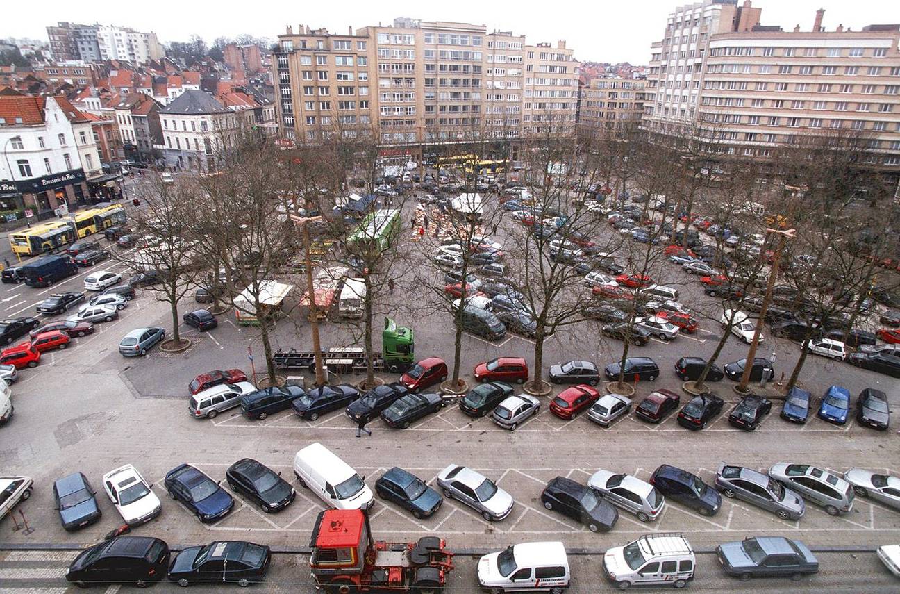 Het Flageyplein als bovengrondse parking in 2002