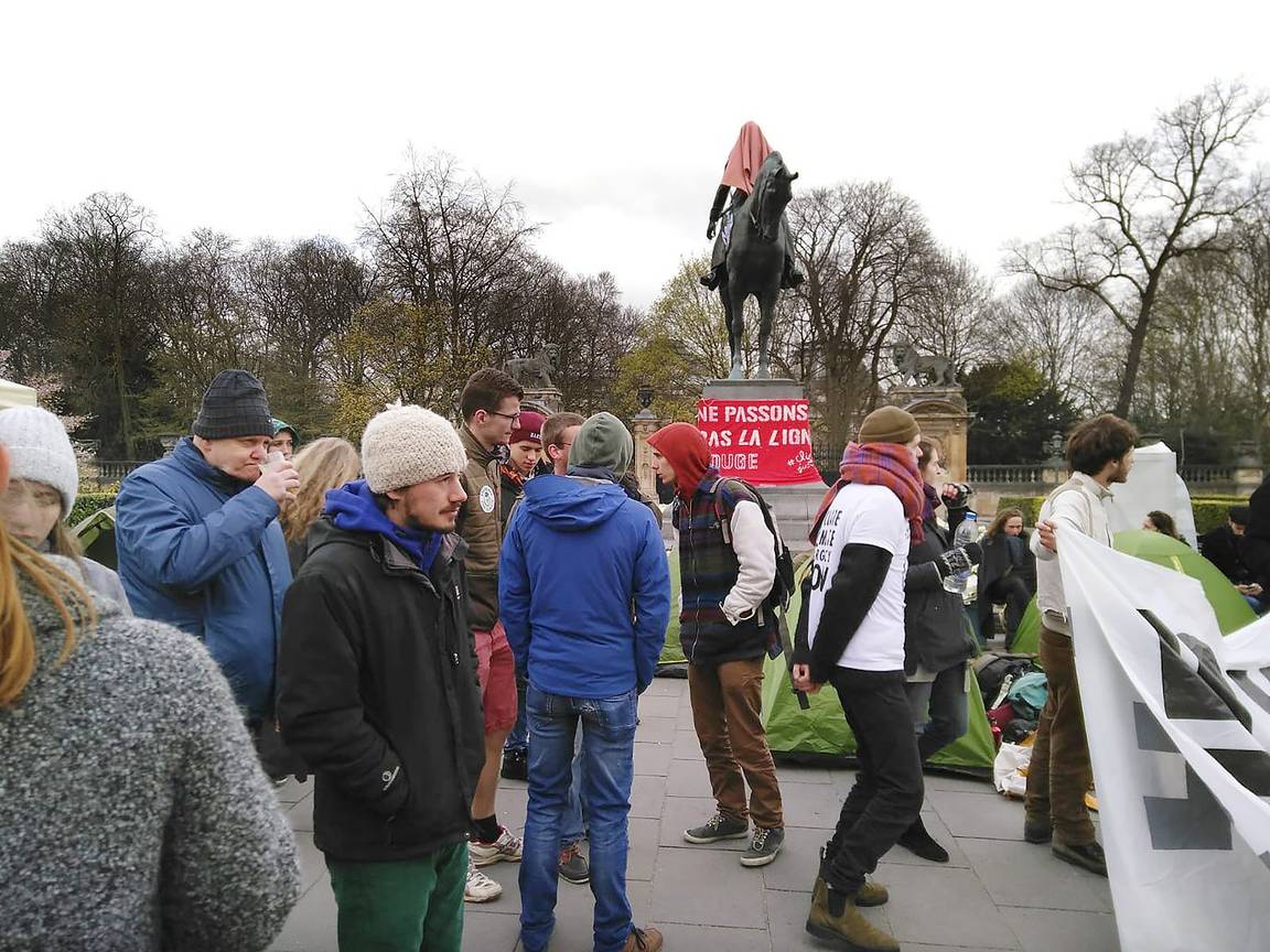 Klimaatmanifestanten kamperen aan het Troonplein en eisen een herziening artikel grondwet 7bis.