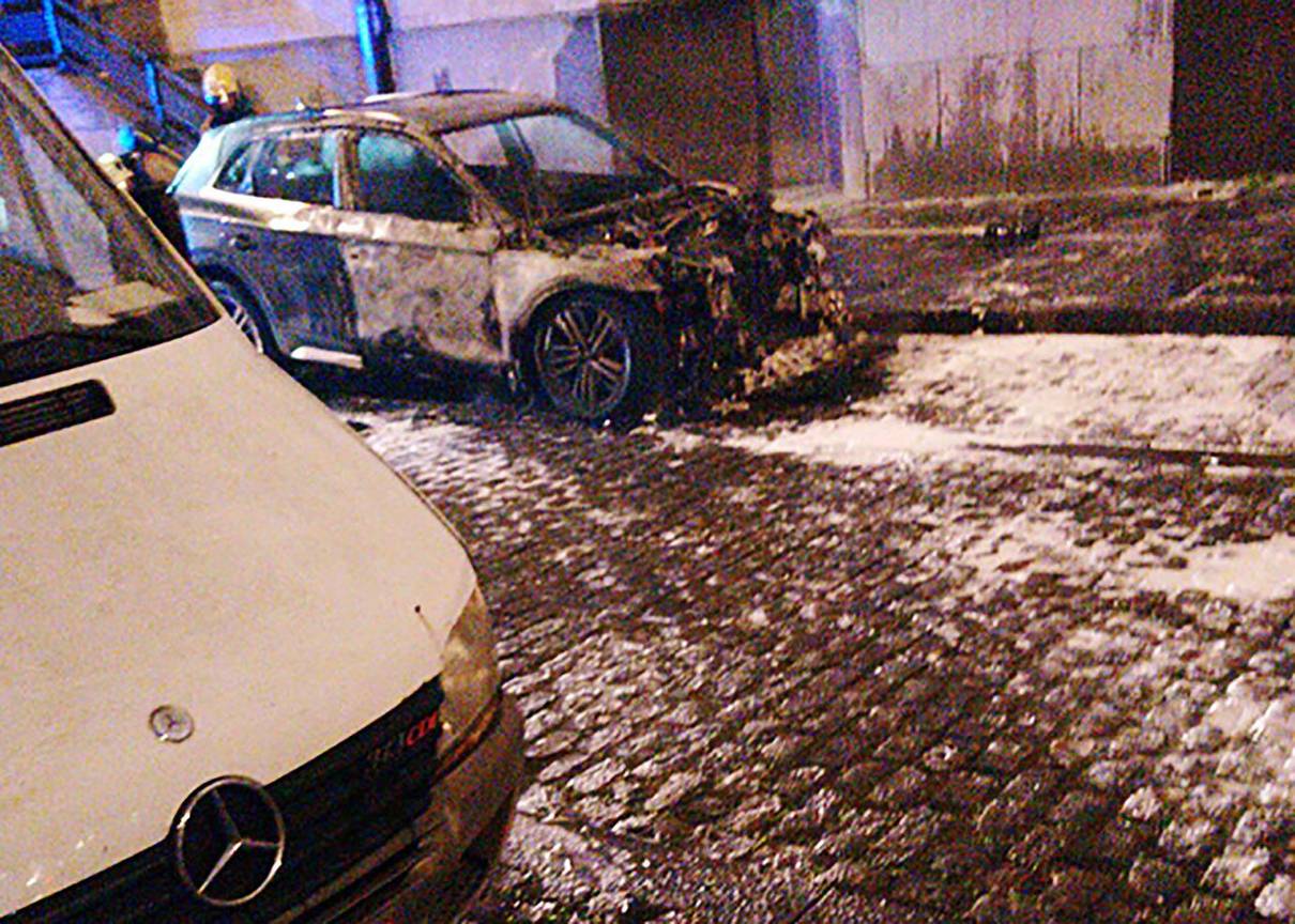 De uitgebrandde auto in Sint-Jans-Molenbeek