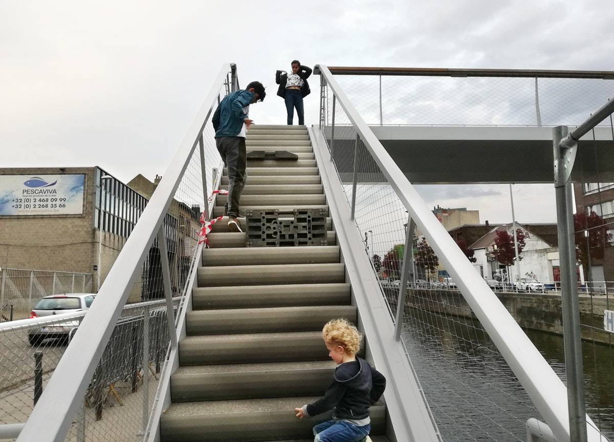 Kinderen spelen op de Gosseliesbrug.