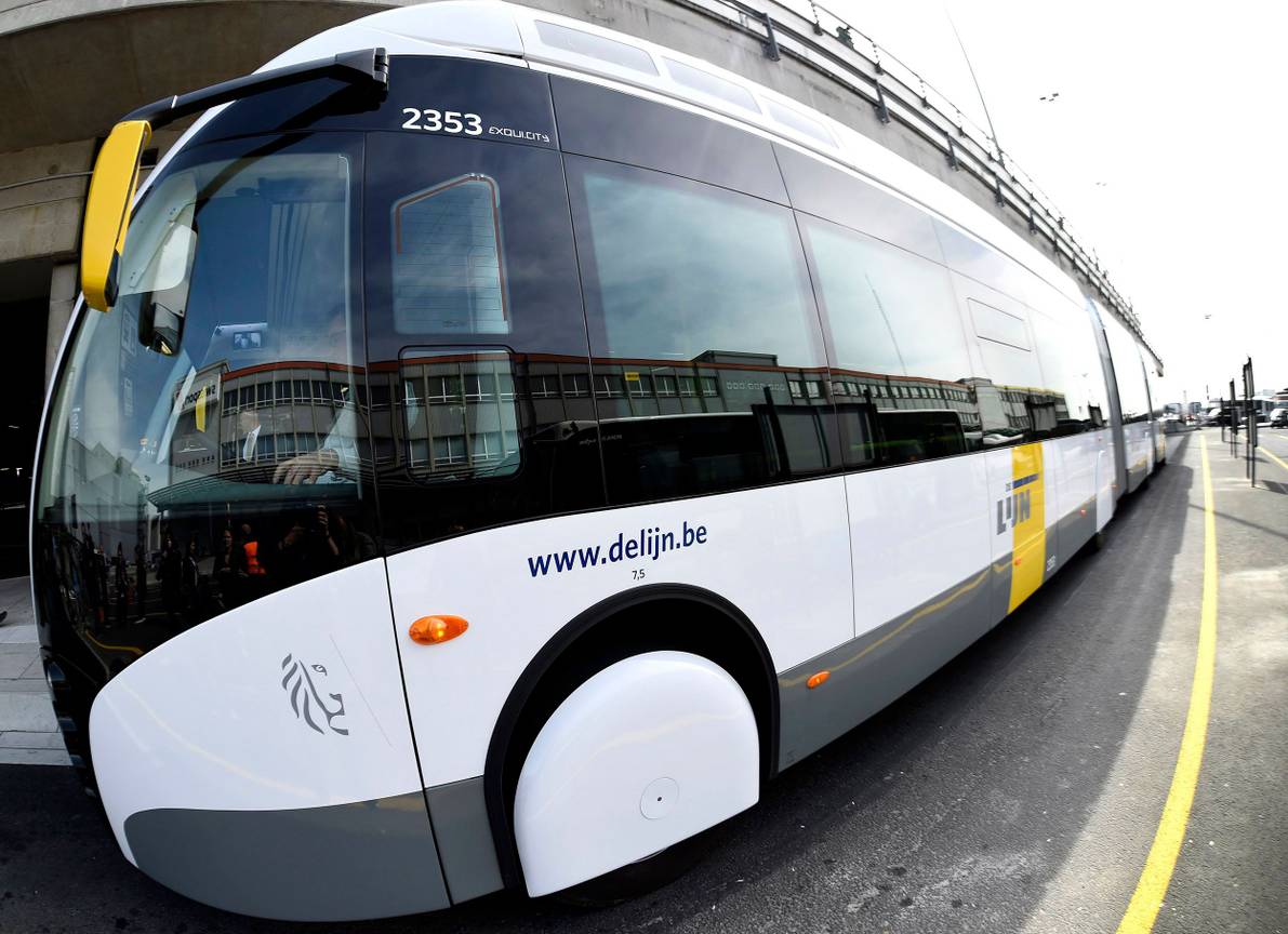 De eerste trambus van openbaar vervoersmaatschappij De Lijn, een verbinding met Brussels Airport