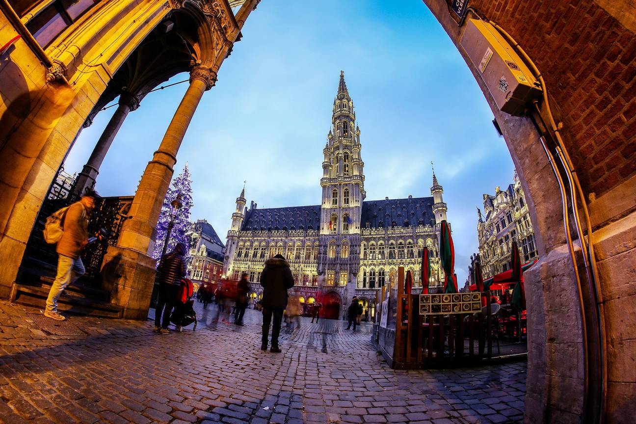 Verlichting van de Grote Markt, stadhuis en kerstboom tijdens Winterpret