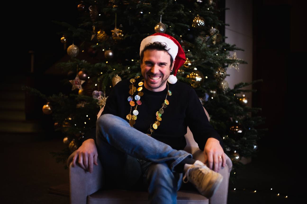 Een kleurenfoto van Bram Van Renterghem bij de kerstboom