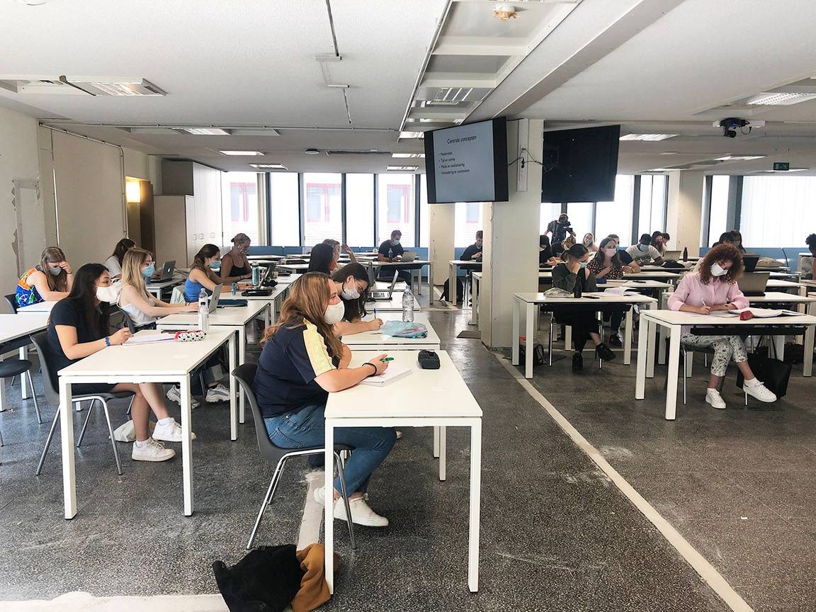 Het coronavirus dwingt de VUB tot alternatieven: een leegstaand kantoorgebouw in de Jozef II-straat werd omgevormd tot 7 leslokalen waar vanaf 21 september 2020 maximaal 455 studenten veilig les kunnen volgen