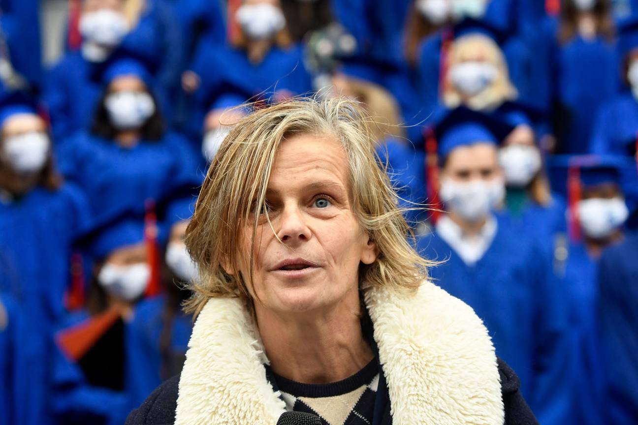 28 september 2020: VUB-rector Caroline Pauwels tijdens de afstudeerceremonie op de Grote Markt op 28 september 2020. Omwille van de corona-pandemie gaat dit door in open lucht