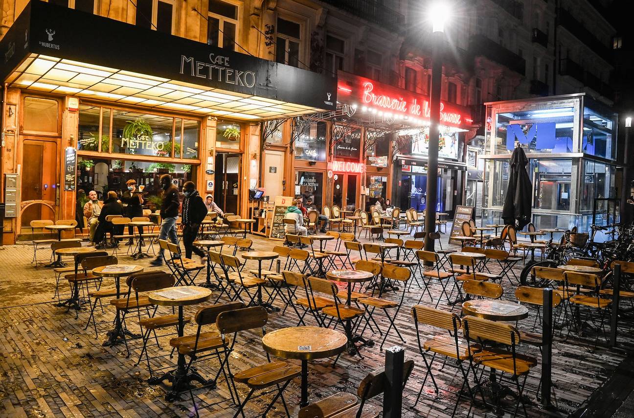 Café Metteko met leeg terras. Café Monk. Cafés moesten al sluiten om 23 uur om een verdere verspreiding van het coronavirus in te dijken. Vanaf 7 oktober 2020 moeten cafés in Brussel opnieuw volledig sluiten.