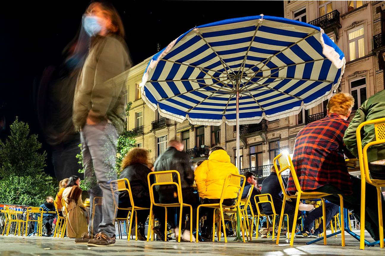 Vanaf 7 oktober 2020 om 23 uur moeten cafés, zoals hier op het Sint-Gillisvoorplein, in het kader van nieuwe en strengere coronamaatregelen, opnieuw gesloten blijven in het Brussels gewest