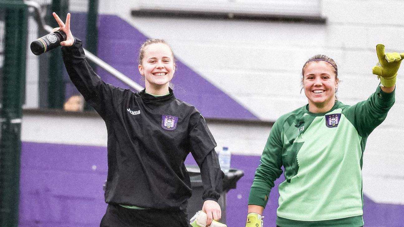 Doelvrouw Justin Odeurs (rechts) beleefde een rustige Champions League-avond.