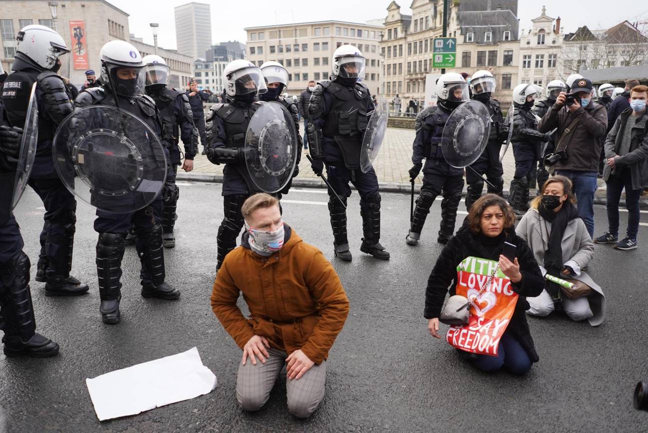 31 januari 2021: arrestaties in en rond het centraal station in Brussel. De politie is talrijk aanwezig om manifestanten die willen protesteren tegen de coronamaatregelen tevatten. De manifestatie kreeg immers geen toelating.