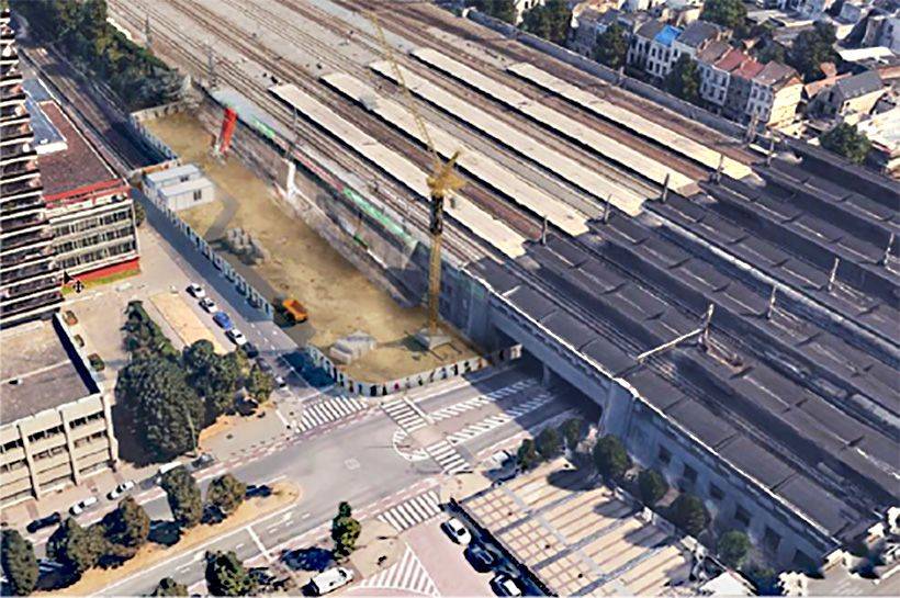 De bouwput aan de Vooruitgangstraat voor de aanleg van de tunnel onder de treinsporen naar de Aarschotstraat voor metro 3