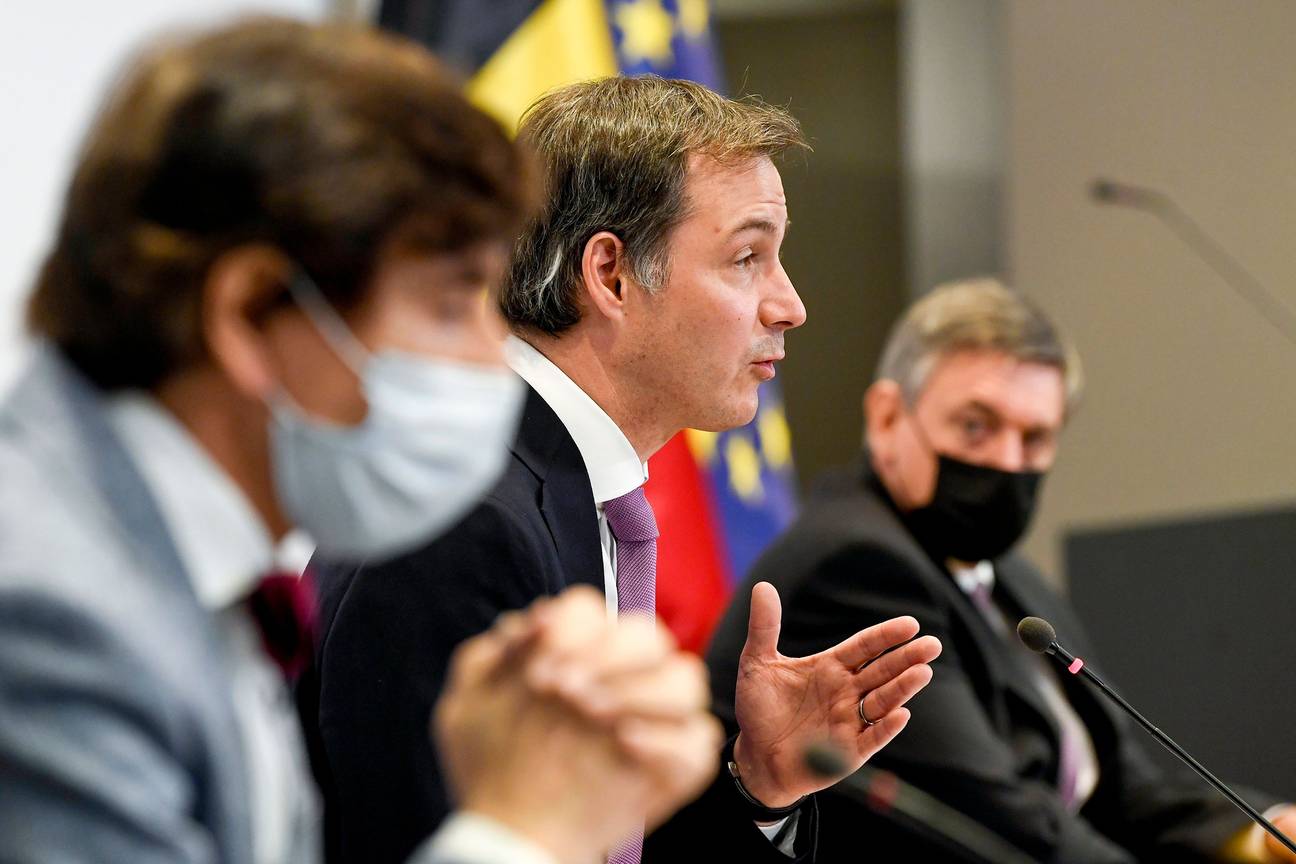 Eerste minister Alexander De Croo, geflankeerd door_Elio Di Rupo en Jan Jambon, respectievelijk ministers-president van Wallonië en Vlaanderen op de persconferentie na het overlegcomité van 14 april 2021