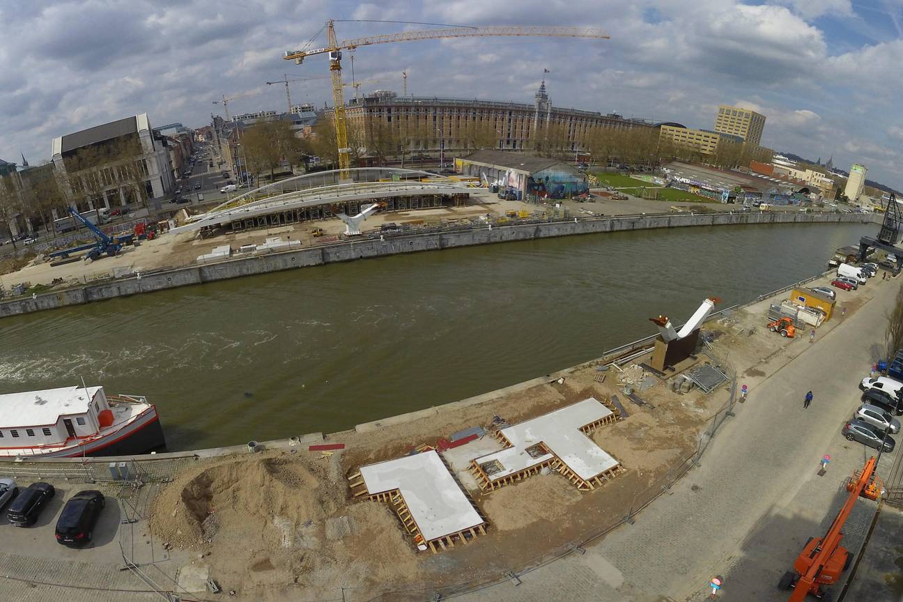 De Suzan Danielbrug ligt op een oever van het kanaal. Overzichtsfoto van de werf