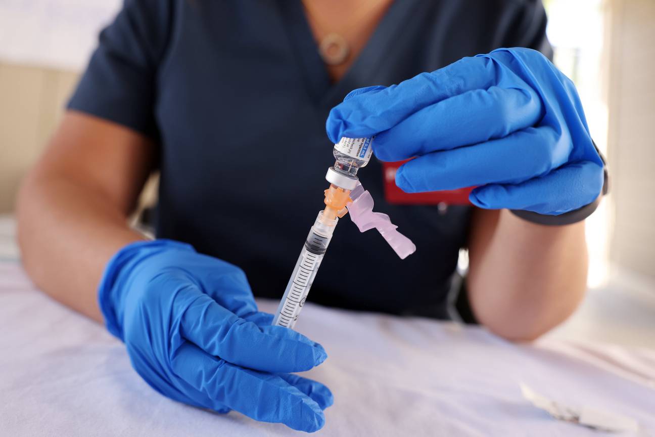 Iemand bereidt een spuit met het Janssen-vaccin voor