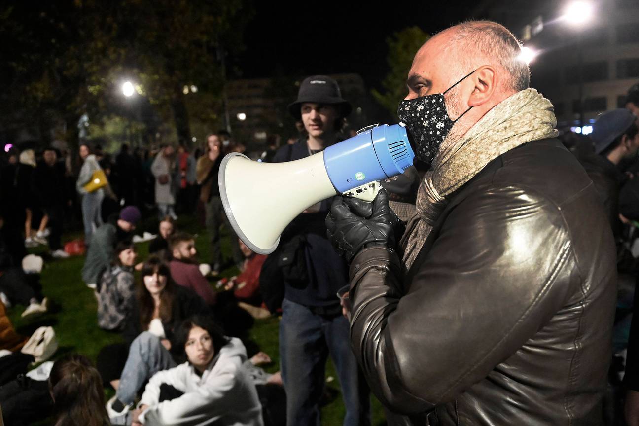 Op zaterdag 8 mei 2021 mochten de terrassen opnieuw opnen na de verplichte sluiting van cafés en restaurants in oktober 2020. Het Heilig Kruisplein liep 's avonds vol met feestende mensen. Burgemeester van Elsene Christos Doulkeridis (Ecolo)