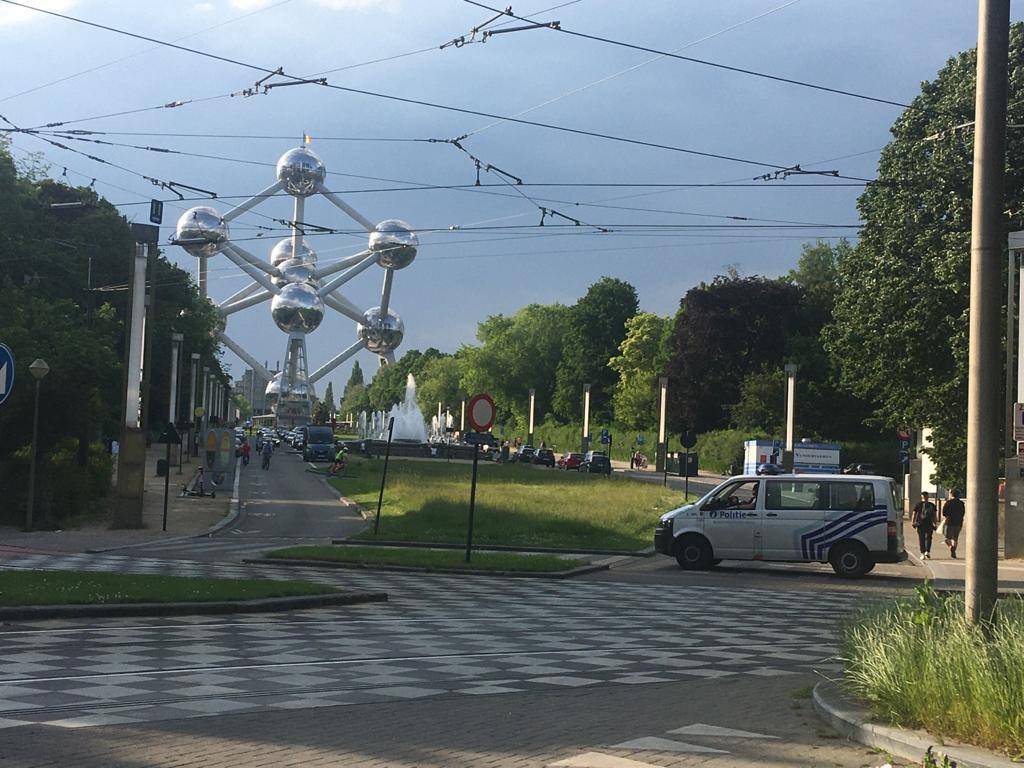 Een patrouille blokkeert de doorgang aan de Eeuwfeestlaan.