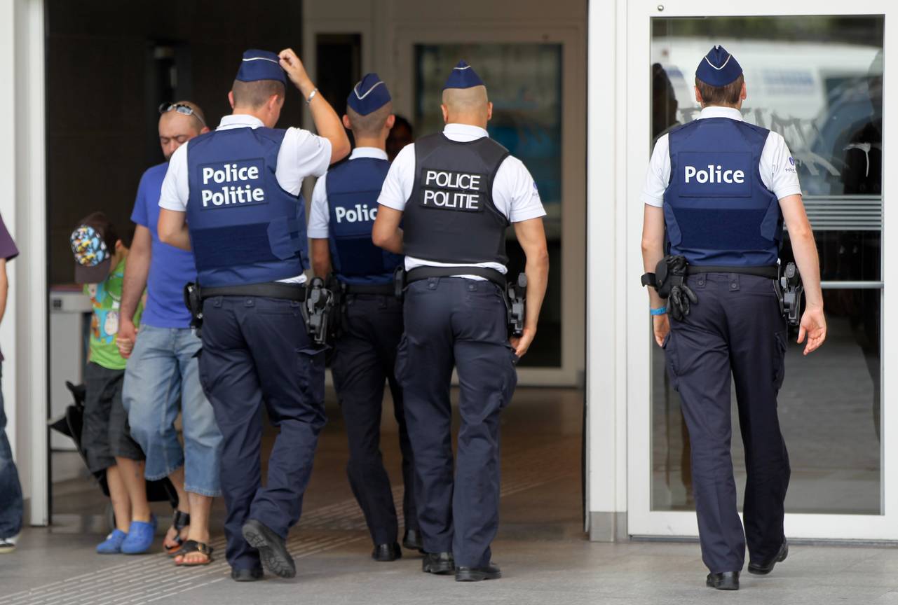 Politieagenten stappen treinstation Brussel-Zuid binnen.