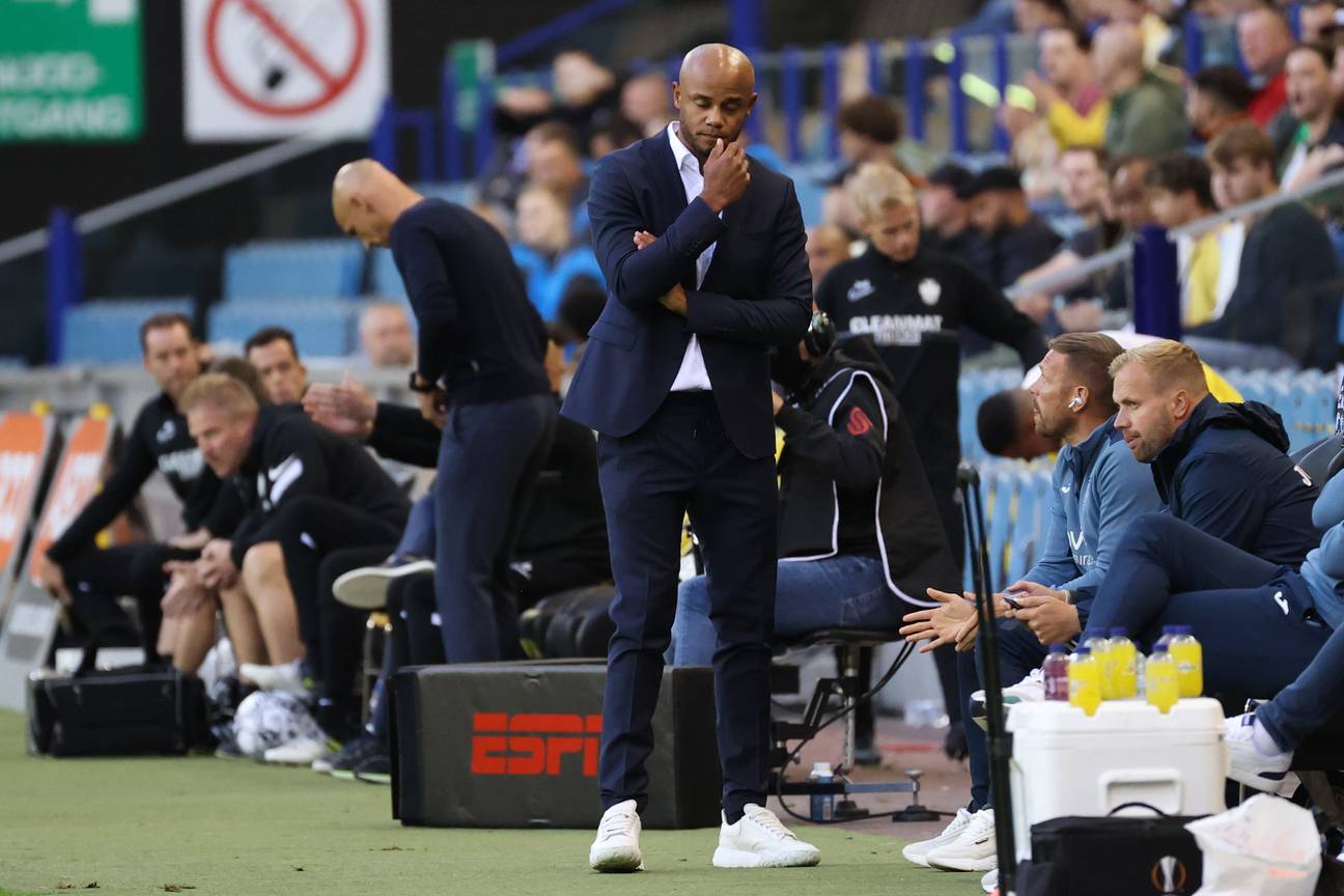 RSCA-coach Vincent Kompany in de GelreDome van Vitesse.