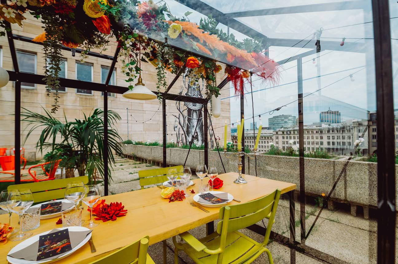 Tijdens het dineren of lunchen geniet je van het uitzicht over Brussel.