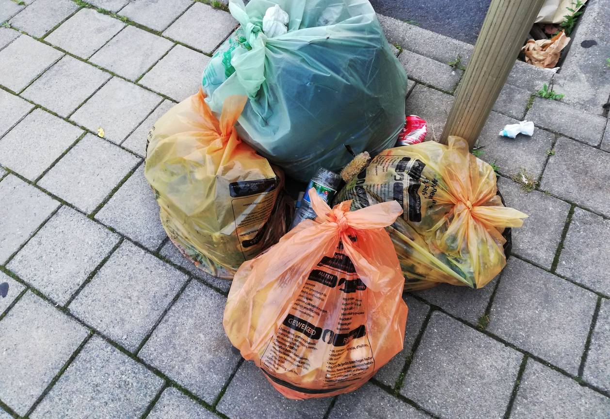De oranje zak voor voedingsafval en de groene zak voor tuinafval van Net Brussel
