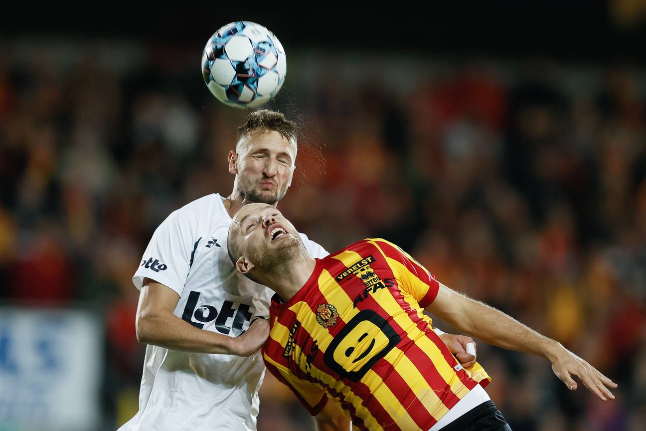 Siebe Van der Heyden (Union) in duel met Geoffrey Hairemans (KV Mechelen) in het AFAS Stadion op dinsdag 26 oktober, in de zestiende finales van de Beker van België 2021-2022.