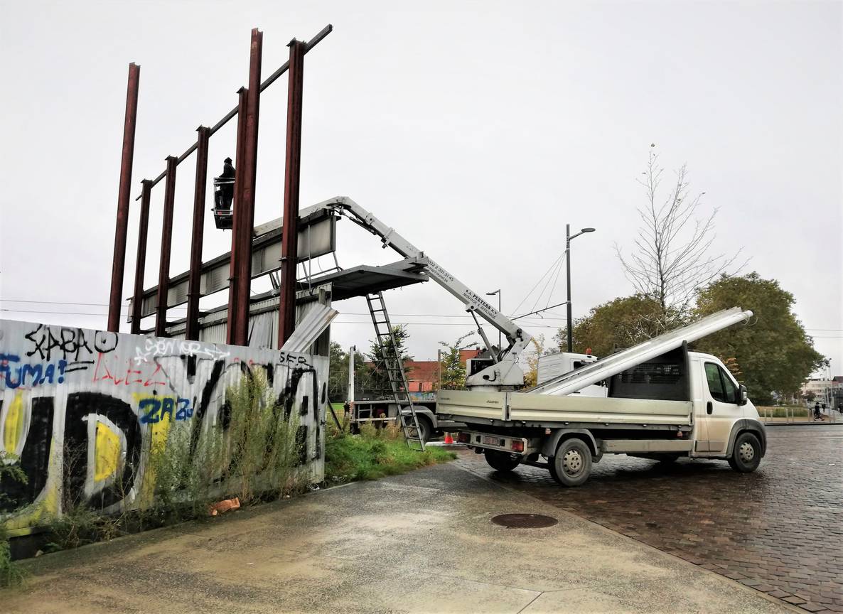 19 oktober 2021: het reclamebord aan de Ninoofsepoort, dat er sinds 2003 stond zonder vergunning, wordt afgebroken.