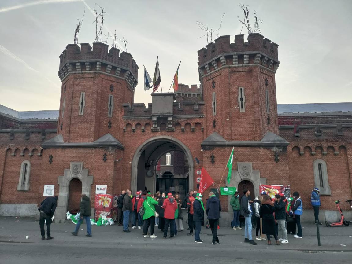 vakbondsleden voeren actie voor de toegangspoort van het Klein Kasteeltje