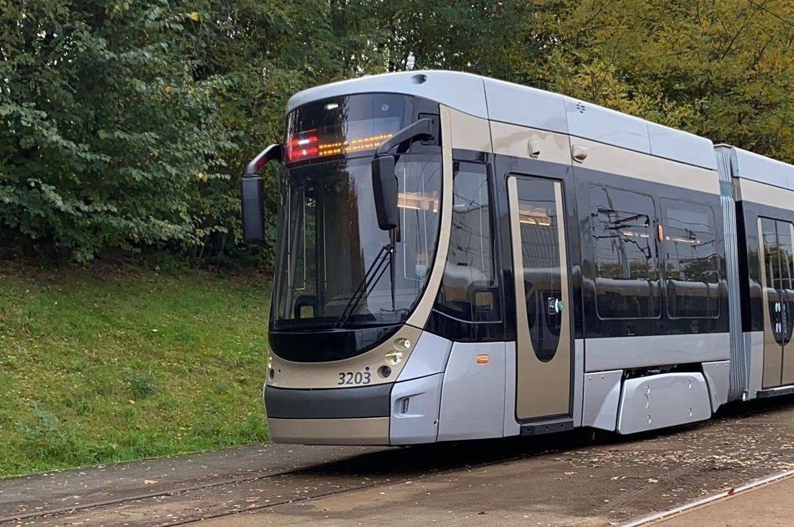 Een foto van een nieuwe MIVB-tram op de sporen