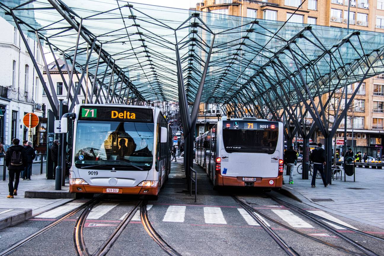 Bussen van lijn 71 aan de halte Flagey.