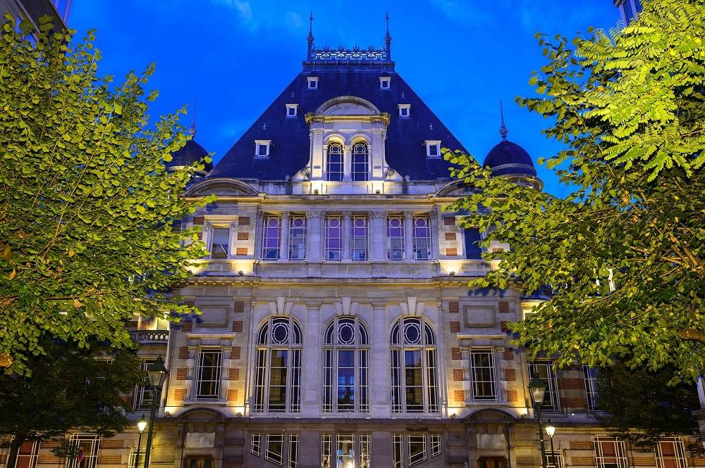 Het stadhuis van Sint-Gillis, 's nachts verlicht