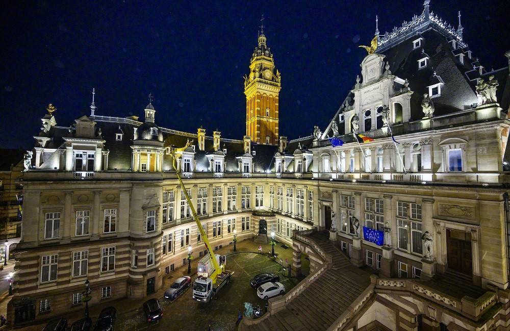 Het stadhuis van Sint-Gillis, 's nachts verlicht