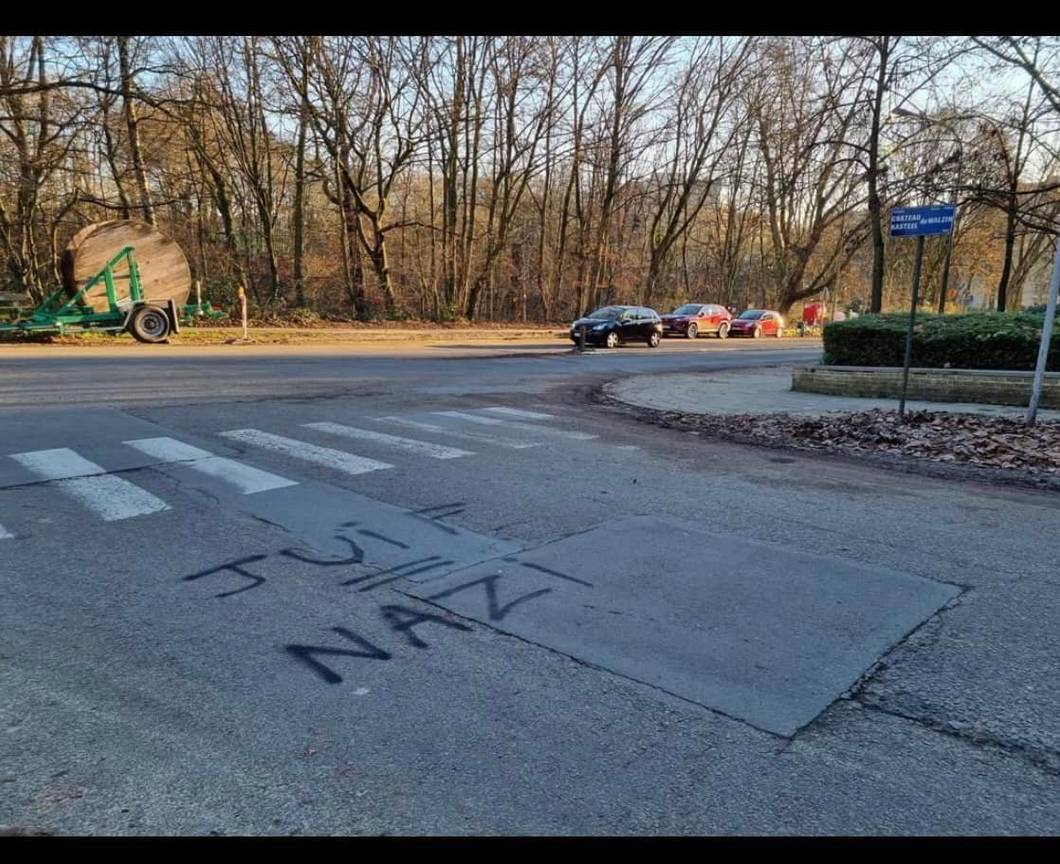 De antisemitische boodschap werd achtergelaten in het midden van de Kasteel de Walzinlaan.