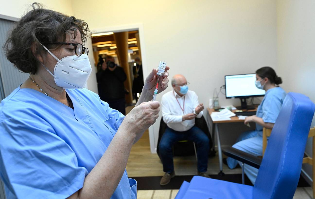 Een man krijgt een corona-vaccin toegediend in het vaccinatiecentrum Pacheco in Brussel-Stad