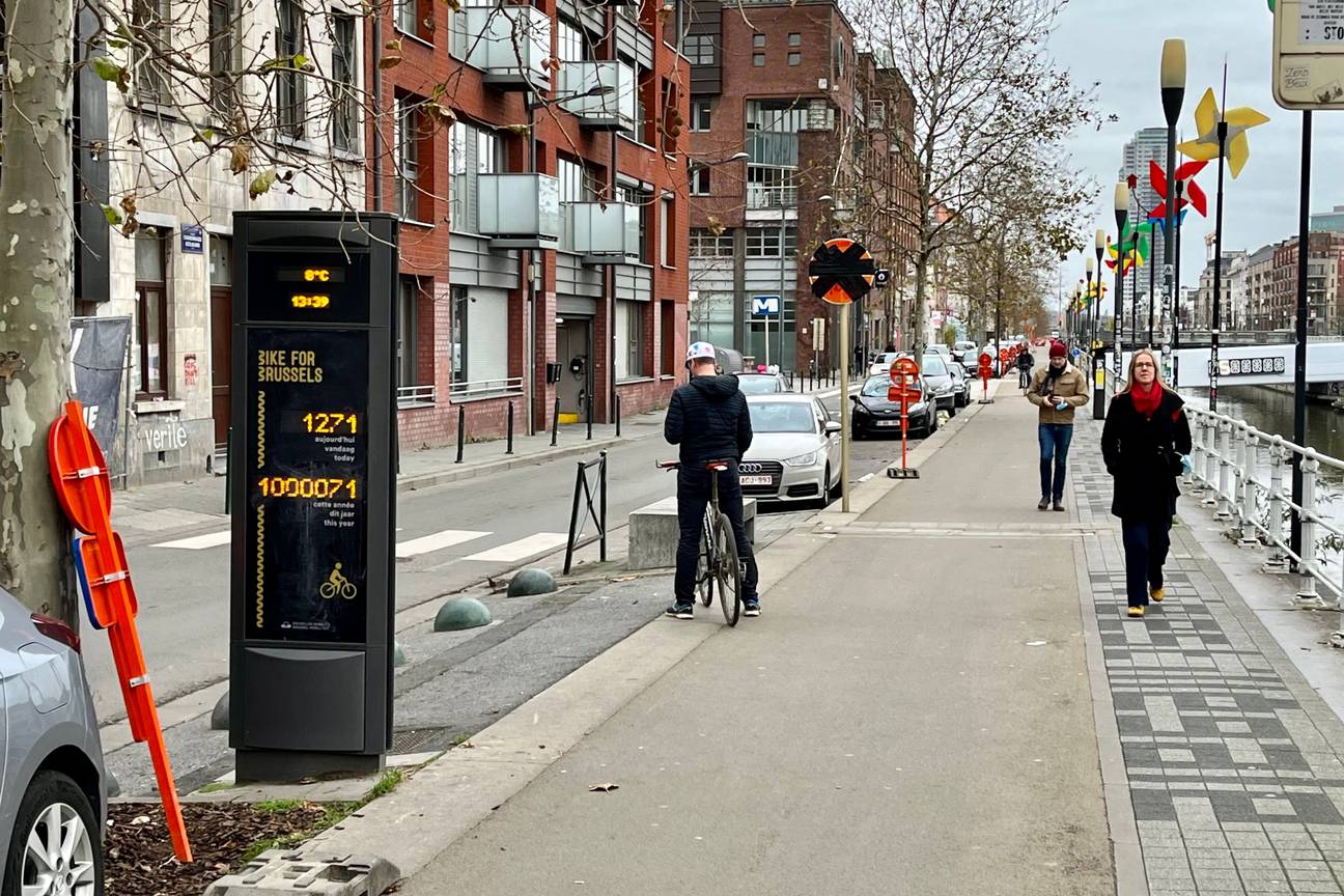 Een foto van het fietspad langs de Koolmijnenkaai in Molenbeek, met in beeld meer dan een miljoen fietsers geteld op de fietstelpaal