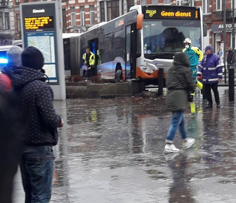 Een bus van de MIVB die ter hoogte van de halte Simonis dwars over de stoep staat