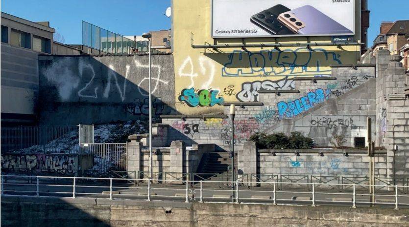 De verwaarloosde omgeving van de trappen bij metrostation Delacroix, aan de Mariemontkaai