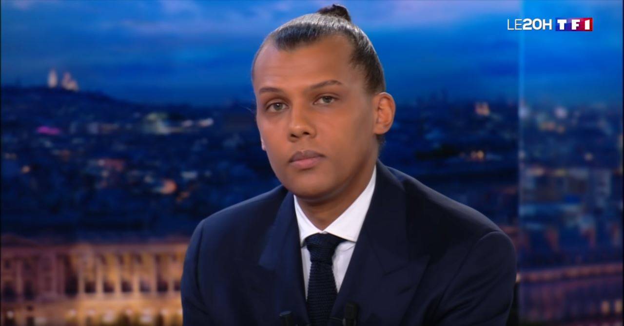 Zanger Stromae in de studio van het journaal van de Franse tv-zender TF1