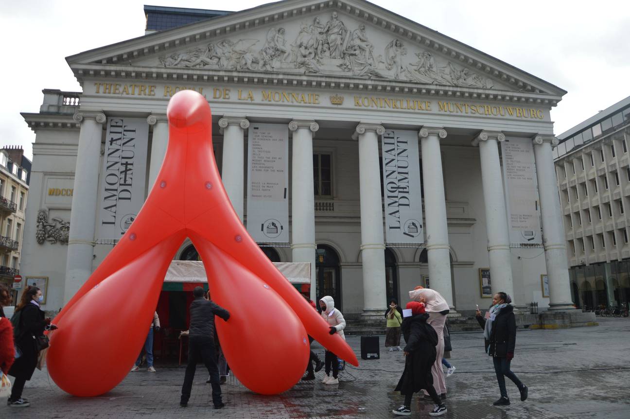 Reuzenclitoris op Muntplein vraagt aandacht voor vrouwenbesnijdenis | BRUZZ