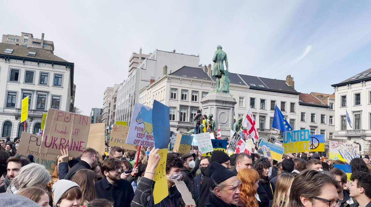 Beeld van een betoging op het Luxemburgplein. Veel deelnemers hebben Oekraïense vlaggen bij