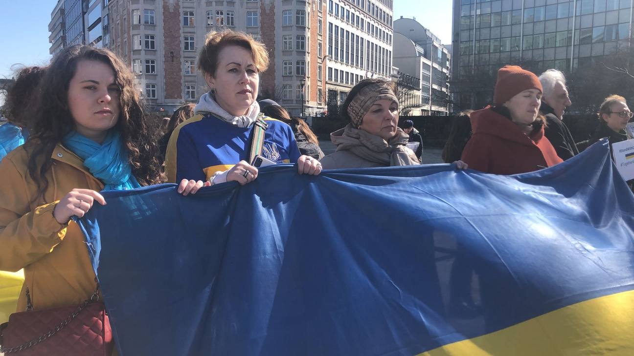 Mensen protesteren onder meer met Oekraïense vlaggen tegen de oorlog in Oekraïne