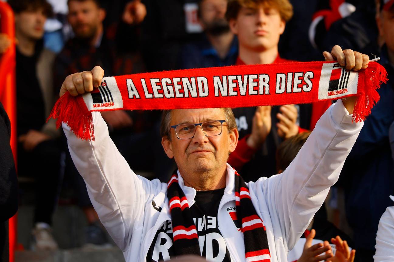 Een supporter van RWDM in de tribune van het Edmond Machtensstadion