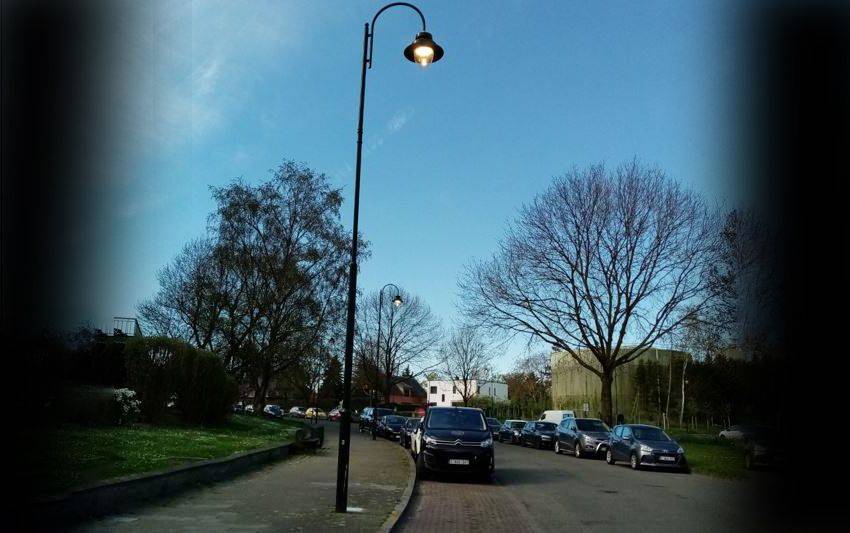 Een verontwaardigde inwoonster van Laken merkte midden op de dag op Paasmaandag dat de straatverlichting overal in haar wijk brandde: 'Pure verspilling' 